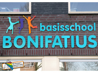 logo en teksten op de muur